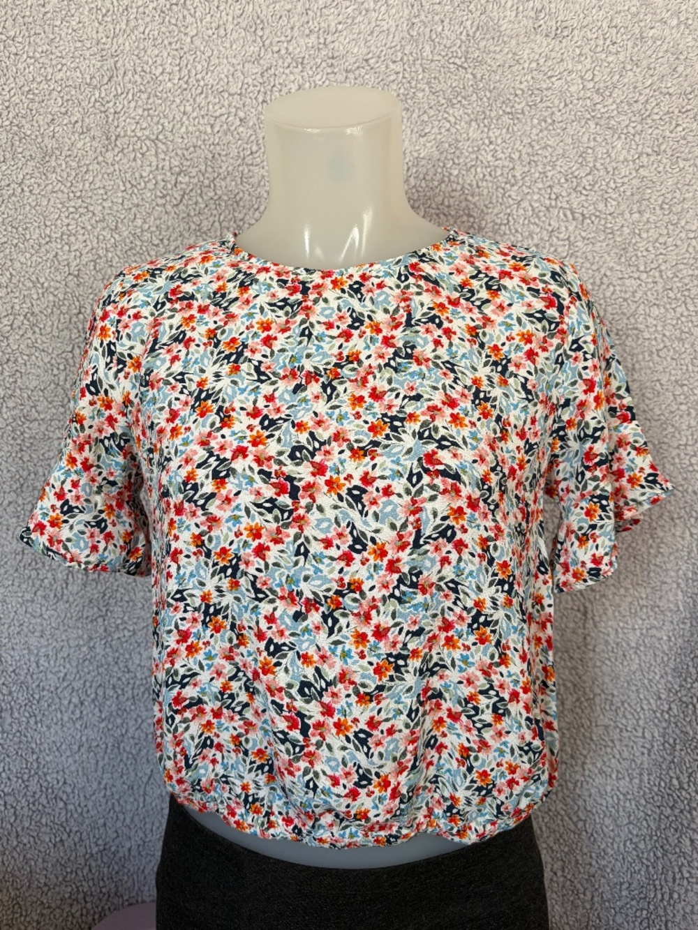 LOFT Petite Short Ruffle Sleeve Blouse, multicolor floral Size SP (NwoT)